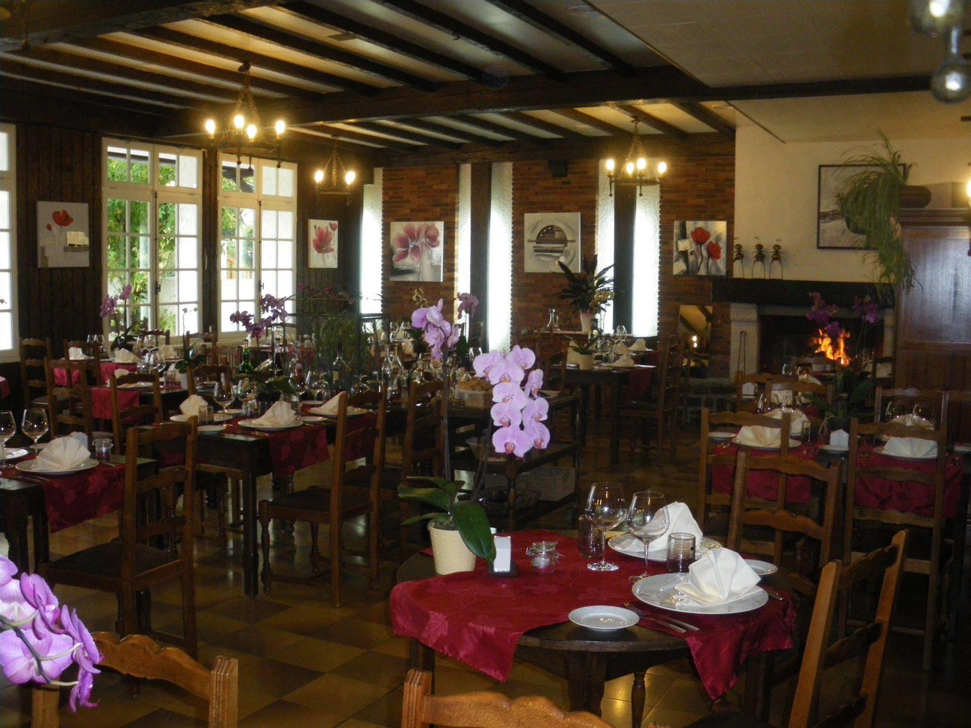 Hotel du Commerce Chez Stéphane Roumazières Esterno foto
